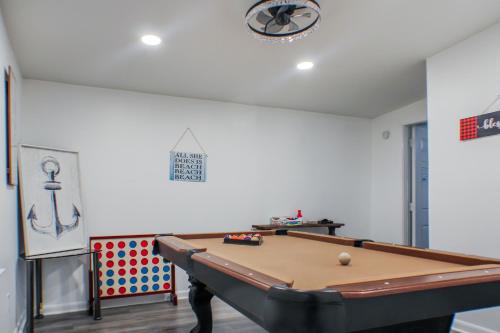 a room with a pool table in a room at Fenced House Beach Walk Sleeps 16 near St Andrew Park - Schooners in Panama City Beach