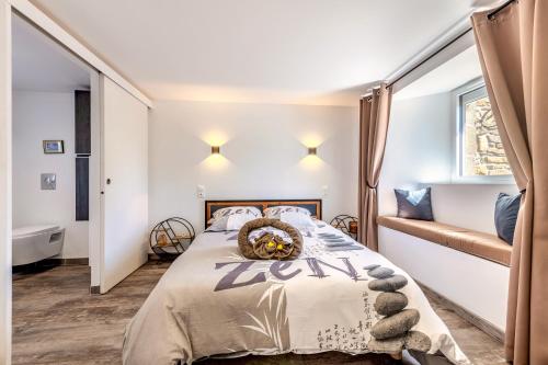 - une chambre avec un lit, une fenêtre et une baignoire dans l'établissement Gite 8 pers au calme - 9kms plages, à Guilers