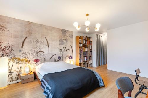 une chambre avec un lit et une peinture murale dans l'établissement Magnifique maison avec jardin et salle de jeux proche Paris, à Villejuif
