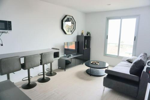 Edif La Luz Apartment No 4 with big private terrace في لوس سيلوس: غرفة معيشة مع أريكة وطاولة