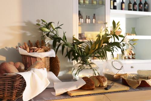 a table with baskets of bread and baskets at Artina Nuovo in Marathopolis