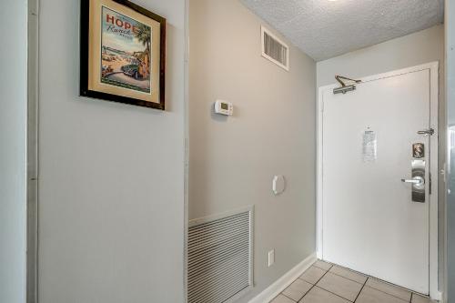 een badkamer met een deur en een foto aan de muur bij Carolina Dunes 104 in Myrtle Beach