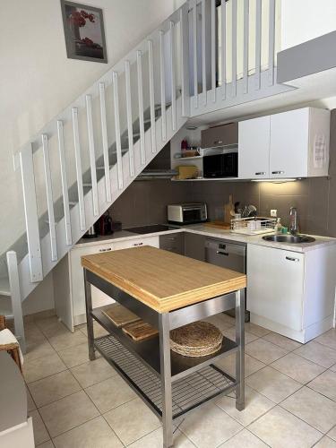 Photo de la galerie de l'établissement HOLIDAYLAND 438 VILLA T2 MEZZANINE 5 couchages climatisé avec véranda NARBONNE PLAGE, à Narbonne-Plage