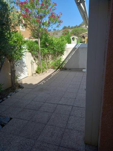 Photo de la galerie de l'établissement HOLIDAYLAND 438 VILLA T2 MEZZANINE 5 couchages climatisé avec véranda NARBONNE PLAGE, à Narbonne-Plage