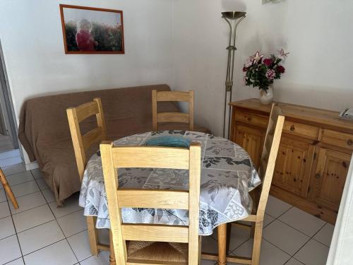une pièce avec une table et deux chaises et un lit dans l'établissement HOLIDAYLAND 137 VILLA T3 MEZZANINE 7 couchages climatisé NARBONNE PLAGE, à Narbonne-Plage