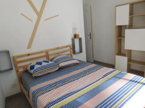 En eller flere senge i et værelse på Maison de vacances 4/5 personnes à Léon, Landes