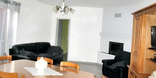 un soggiorno con tavolo e sedie di Maison champêtre à Tournissan avec grand jardin a Tournissan