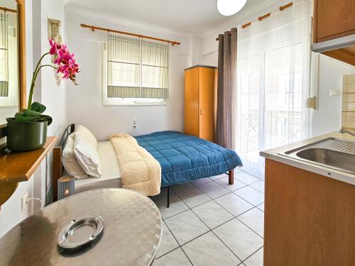 eine Küche mit einem Sofa und einem Tisch in einem Zimmer in der Unterkunft Hotel Exarhos in Paralia Katerinis