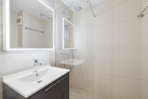 bagno bianco con lavandino e doccia di Ambassador II nr 10 - 4 pers - pres des pistes a Nendaz