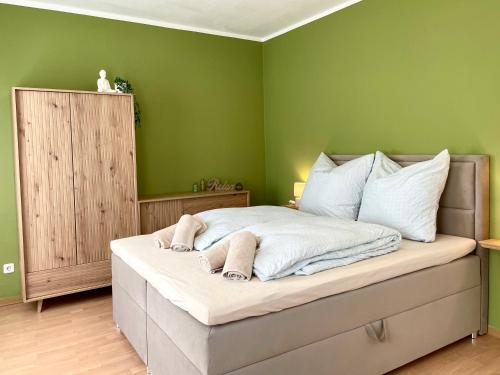 1 dormitorio con 1 cama con paredes verdes en Parkside City Apartment - Leipzig Zentrum - Netflix, en Leipzig