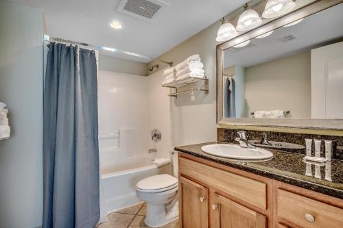 Et badeværelse på Bay View Resort 1707A