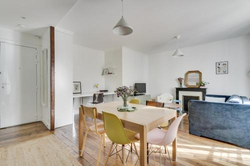une salle à manger et un salon avec une table et des chaises dans l'établissement Confort et Charme en Centre-Ville - Proche Gare, à Pantin