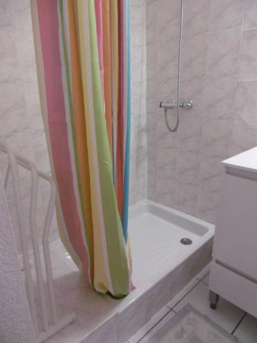 - un rideau de douche dans la salle de bains pourvue d'une baignoire dans l'établissement HOLIDAYLAND 256 VILLA T2 MEZZANINE 6 couchages climatisé NARBONNE PLAGE, à Narbonne-Plage