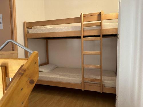 - un lit superposé avec une échelle dans une chambre dans l'établissement HOLIDAYLAND 256 VILLA T2 MEZZANINE 6 couchages climatisé NARBONNE PLAGE, à Narbonne-Plage