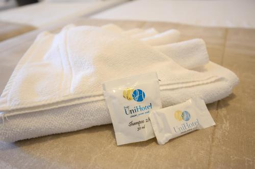 a pile of towels sitting on top of a table at Colonial Flat Hotel in Itapetininga