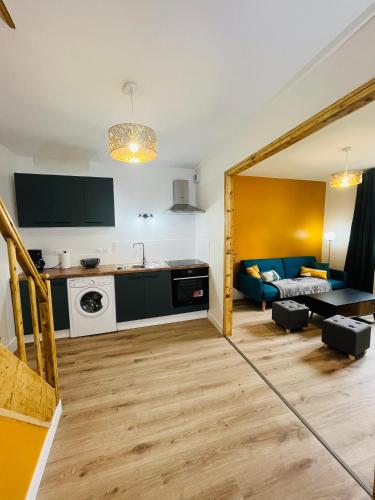 une pièce avec une cuisine et un salon dans l'établissement La vintage ETRETAT, à Fécamp