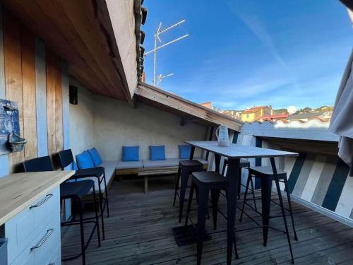 d'un balcon sur le toit avec une table et des chaises. dans l'établissement 