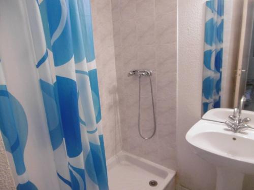 une salle de bain avec une douche, des toilettes et un lavabo dans l'établissement HOLIDAYLAND 212 VILLA T2 MEZZANINE 6 couchages climatisé NARBONNE PLAGE, à Narbonne-Plage