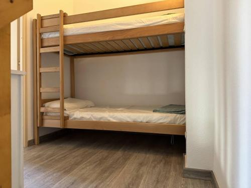 quelques lits superposés dans une chambre dans l'établissement HOLIDAYLAND 212 VILLA T2 MEZZANINE 6 couchages climatisé NARBONNE PLAGE, à Narbonne-Plage