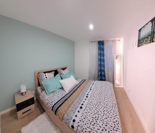 une chambre avec un grand lit avec des oreillers dessus dans l'établissement Charment T2 quartier créateurs,Métro Crs julien., à Marseille