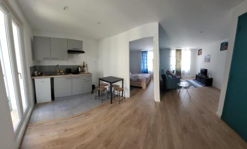 une cuisine et un salon avec une table et des chaises dans l'établissement Charment T2 quartier créateurs,Métro Crs julien., à Marseille