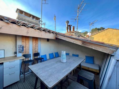 une table et des chaises en bois sur un balcon dans l'établissement 