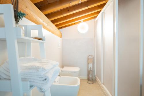 ein weißes Bad mit einem WC und einem Waschbecken in der Unterkunft Appartamento Stella - Verona Centro in Verona