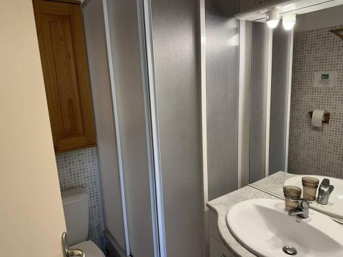 une salle de bain avec un lavabo et des toilettes dans l'établissement HOLIDAYLAND 251 VILLA T2 MEZZANINE 6 couchages NARBONNE PLAGE, à Narbonne-Plage