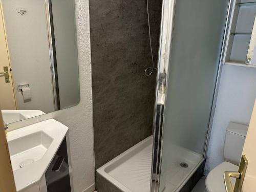 une salle de bain avec une douche, un lavabo et des toilettes dans l'établissement HOLIDAYLAND 224 VILLA T2 MEZZANINE 7 couchages climatisé NARBONNE PLAGE, à Narbonne-Plage