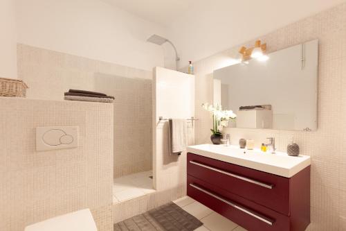 Ένα μπάνιο στο Logement de charme les Araucarias