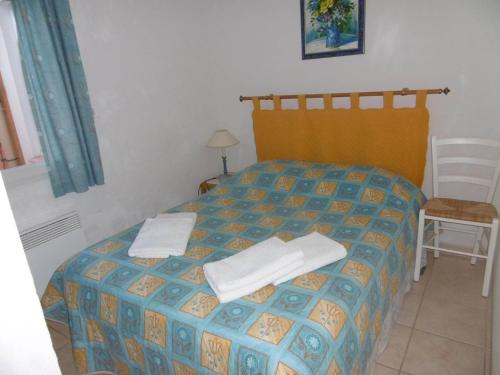 une chambre avec un lit avec deux serviettes dessus dans l'établissement HOLIDAYLAND 401 VILLA T3 MEZZANINE 7 couchages climatisé NARBONNE PLAGE, à Narbonne-Plage