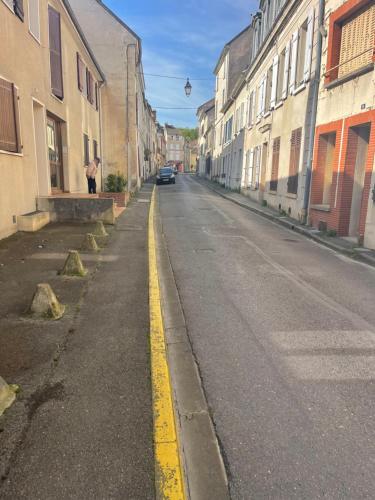 eine leere Straße mit gelber Linie in der Mitte in der Unterkunft Soso house in La Ferté-sous-Jouarre