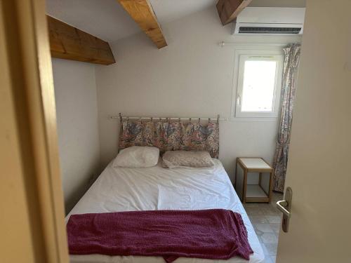 une chambre avec un lit dans une pièce avec une fenêtre dans l'établissement HOLIDAYLAND 323 VILLA T2 MEZZANINE 8 couchages climatisé NARBONNE PLAGE, à Narbonne-Plage