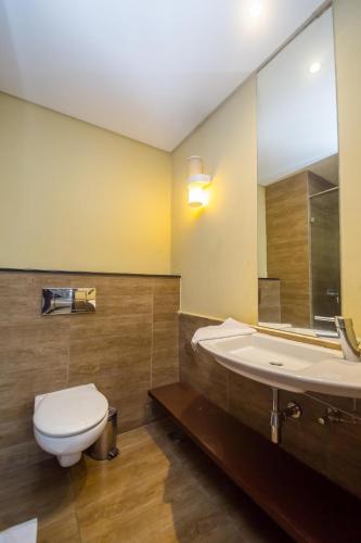 Un baño de Taarifa Suites by Dunhill Serviced Apartments