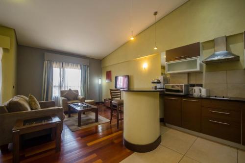 Una cocina o zona de cocina en Taarifa Suites by Dunhill Serviced Apartments