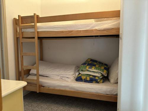 quelques lits superposés dans une chambre dans l'établissement HOLIDAYLAND 261 VILLA T2 MEZZANINE 6 couchages climatisé NARBONNE PLAGE, à Narbonne-Plage