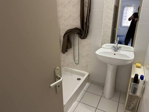 une petite salle de bain avec un lavabo et des toilettes dans l'établissement HOLIDAYLAND 261 VILLA T2 MEZZANINE 6 couchages climatisé NARBONNE PLAGE, à Narbonne-Plage