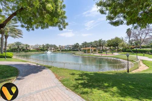 Vogue Vacation Homes, Springs Emirates Living near The Springs Souk, JBR, Marina, Mall of the Emirates, Spacious Villa with Garden and access to Lake and all Amenities in the Community
