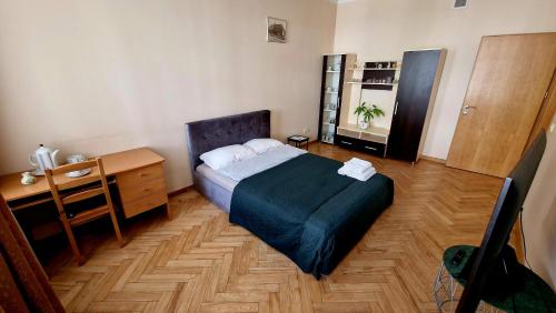 Giường trong phòng chung tại Kaunas Center Apartment