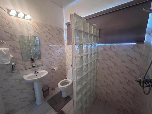 Gambar di galeri bagi Danfa - 1 Bed - 1 Bath - Pet Friendly - Parking di Danfa
