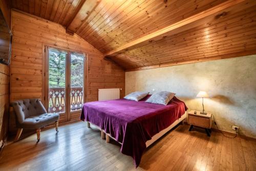 Ένα ή περισσότερα κρεβάτια σε δωμάτιο στο Chalet Le Reposoir - 3 étoiles