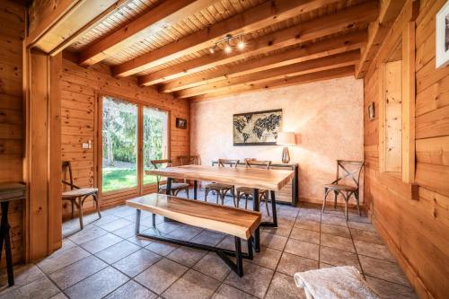 une salle à manger avec une table et des chaises dans l'établissement Chalet Le Reposoir - 3 étoiles, à Morzine