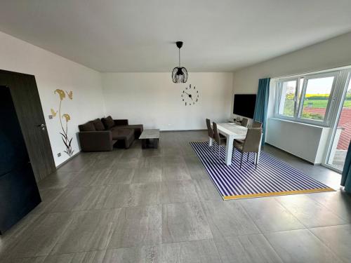 TV a/nebo společenská místnost v ubytování Byt apartman 74m2 vyhled klid priroda
