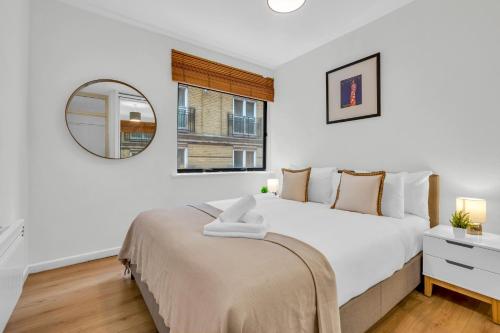 Кровать или кровати в номере Mansion House Flat by MySquare