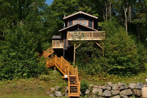 ストーンハムにあるChalets Alpins - 17 Chemin Alpinの階段上の木造家