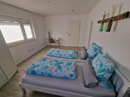 ein Schlafzimmer mit einem Bett und einem Sofa in der Unterkunft Ferienhaus Quell in Sankt Martin