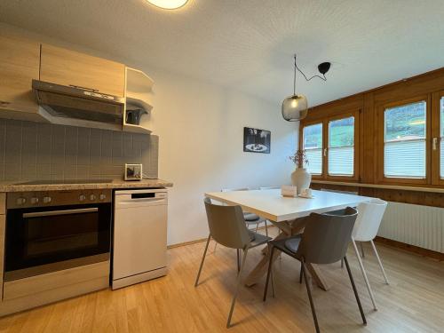 uma cozinha com mesa e cadeiras num quarto em Bauernchalet Alois em Dornbirn