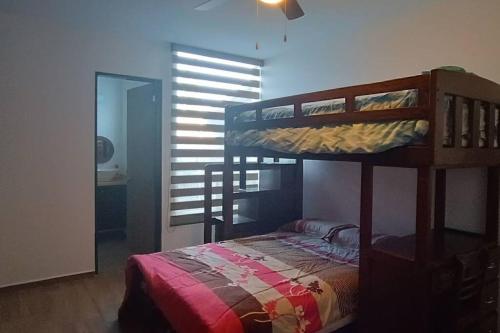 um quarto com 2 beliches e um espelho em Casa cañadas. Amplia, cómoda y hermosa. em La Cañada