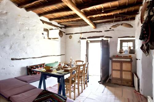 eine Küche und ein Esszimmer mit einem Tisch und Stühlen in der Unterkunft 4 bedrooms house with furnished terrace and wifi at Agios Lavrentios in Agios Lavrentios