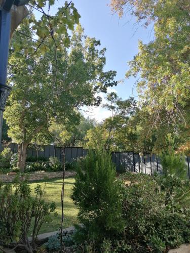 un jardín con árboles y una valla en The Broad Place, en Worcester
